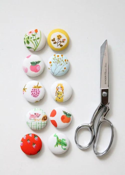 Fabric-covered buttons or magnets